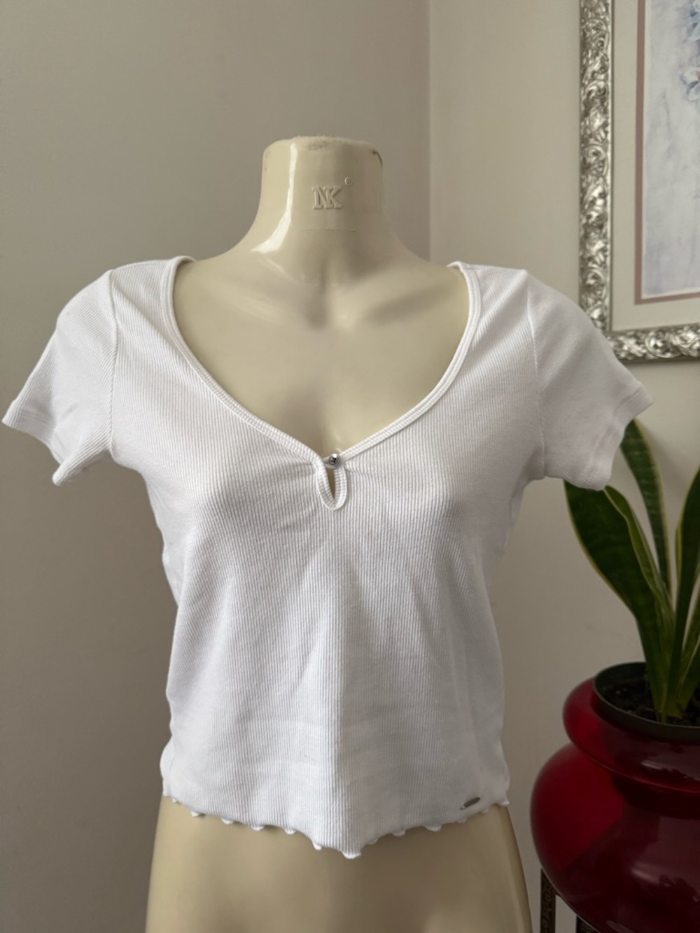 Hollister White Ribbed V-Neck Short Sleeve Crop Top
